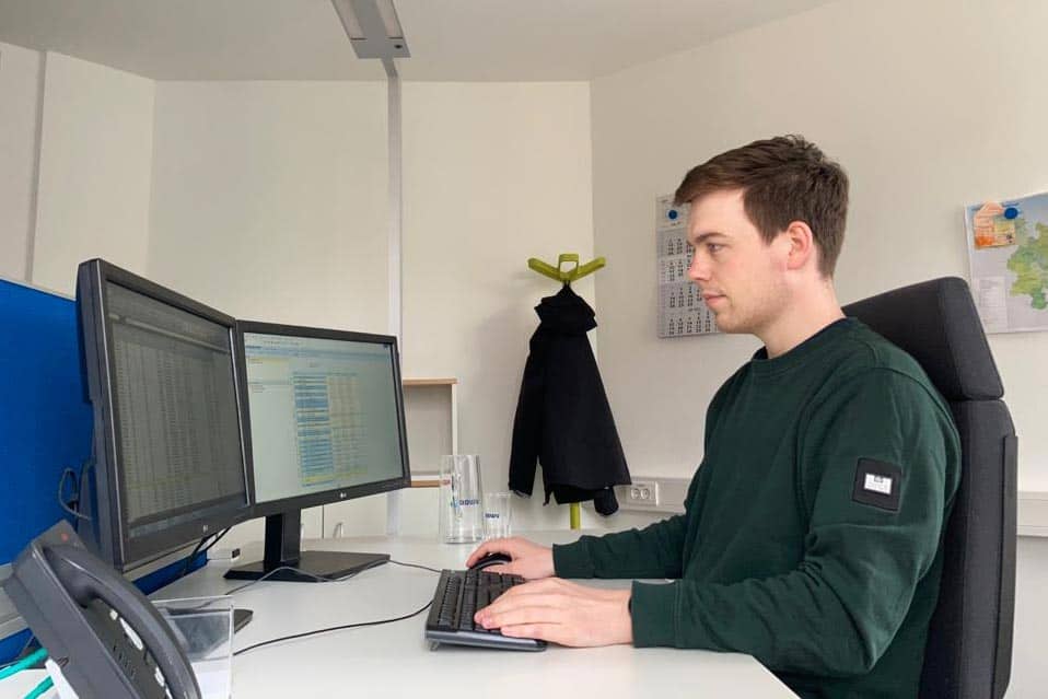 Dualer BWL-Student Hauke Rohde an seinem Arbeitsplatz im Büro.