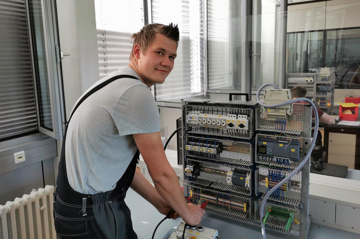 Lukas Vogler ist Azubis als Elektroniker für Betriebstechnik.