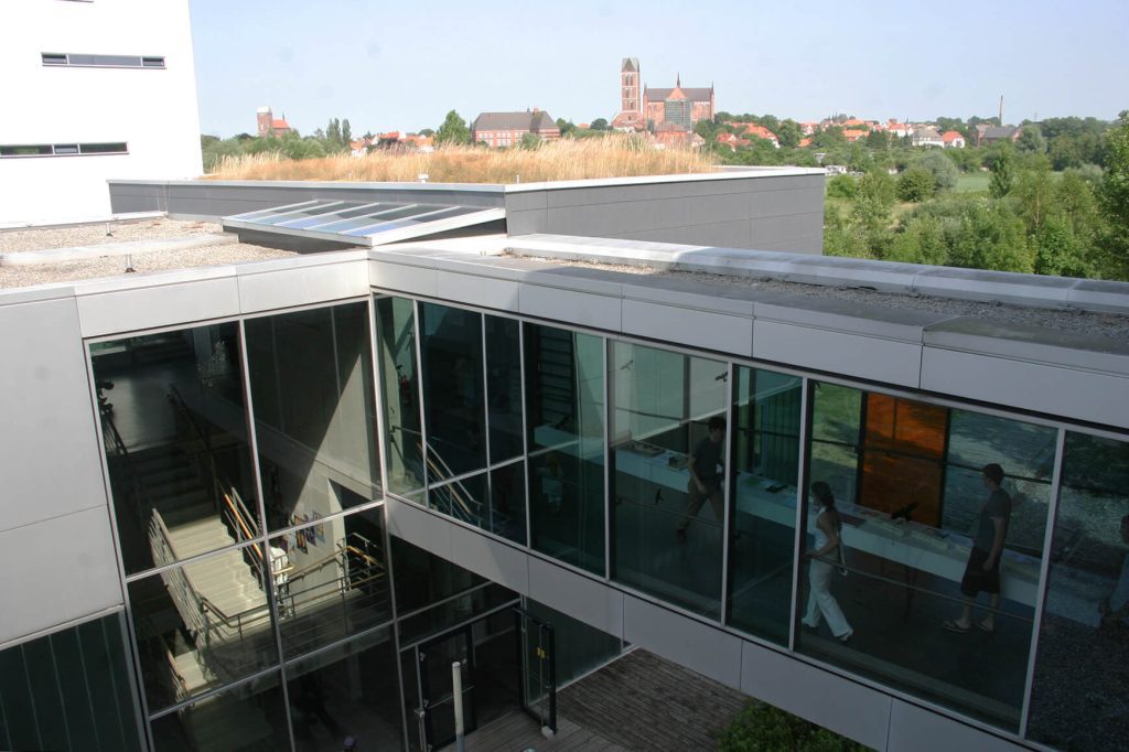 Gebäude der Hochschule Wismar mit Blick zur Stadt