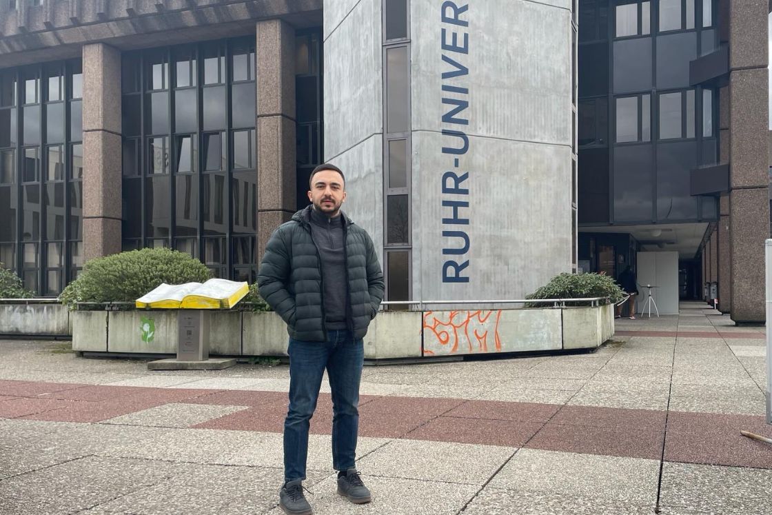 Junger Mann vor der Ruhr-Universität Bochum