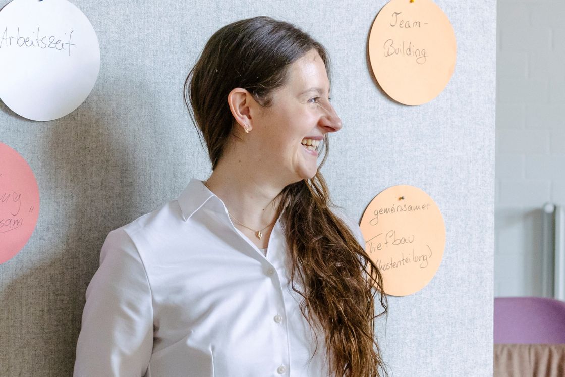 Junge Frau vor einem Board bei einem Vortrag