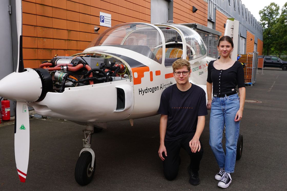 mann und frau vor leichtflugzeug