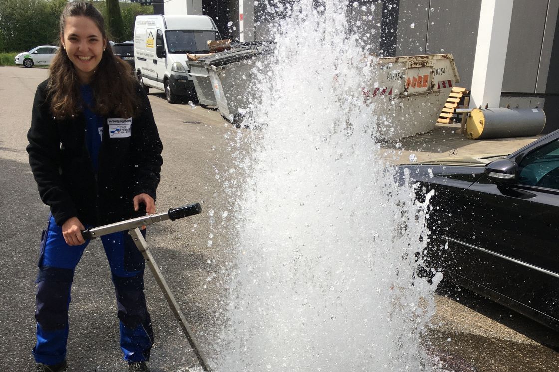 Junge Frau beim Spülen von Endleitungen