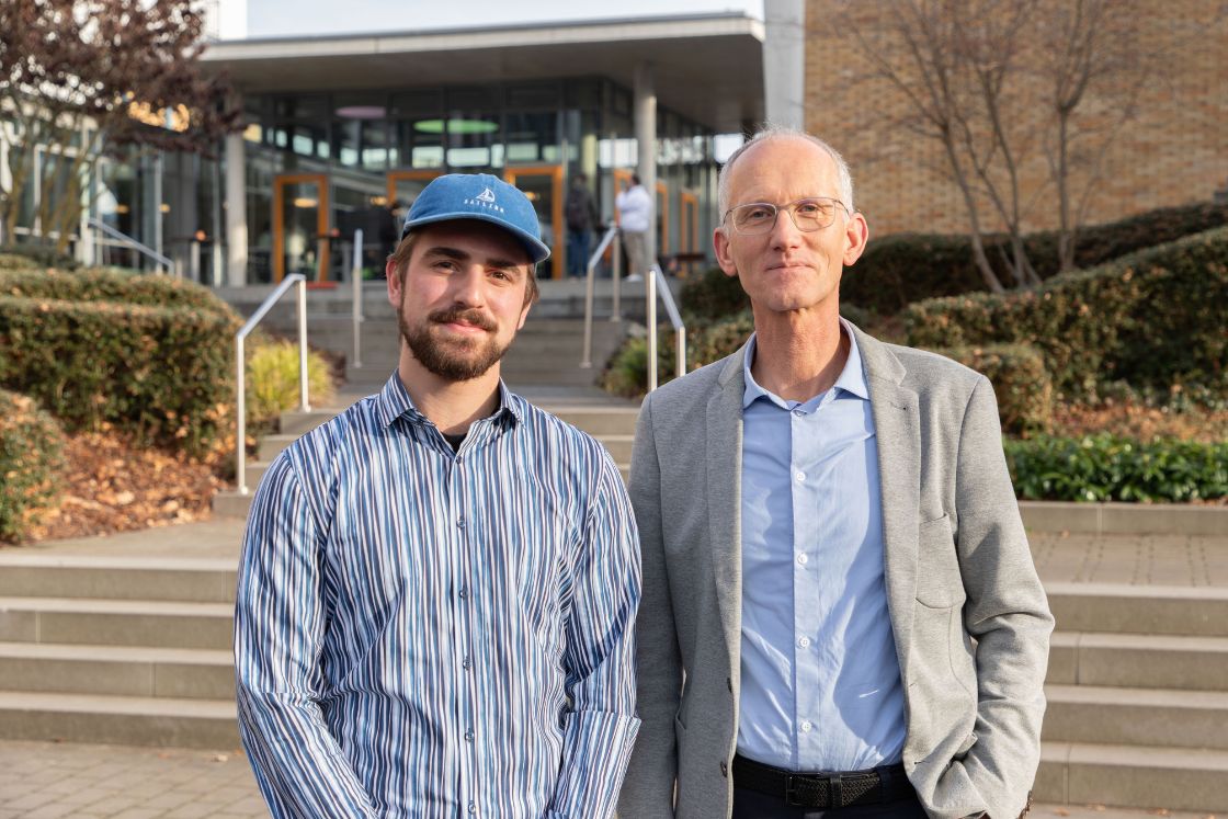 Junger und älterer Mann auf einem Campus
