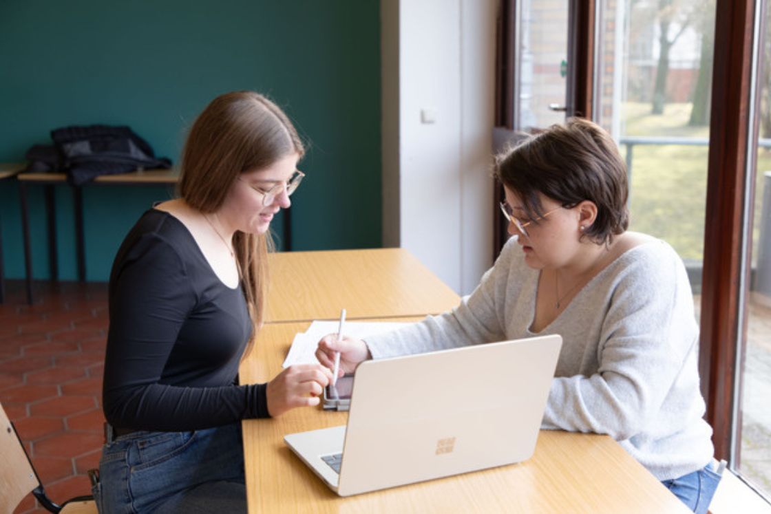Zwei junge Frauen beim Lernen