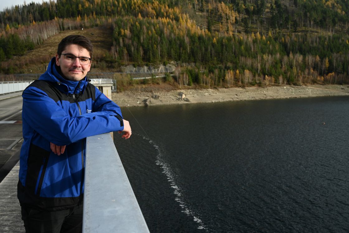 Junger Mann an einer Talsperre