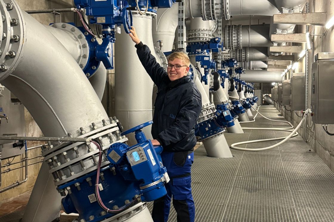 junger mann im Wasserwerk