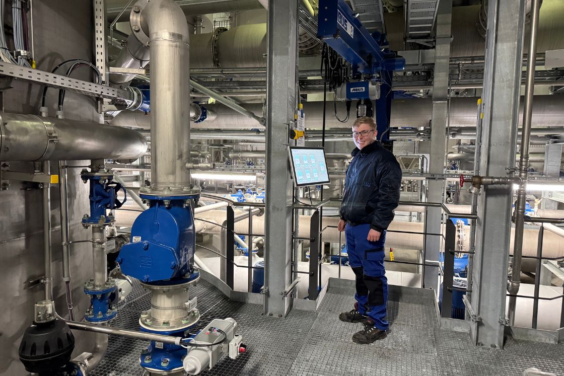junger Mann im Wasserwerk am Bedienfeld